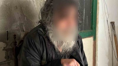Kocaeli’nin Gebze ilçesinde icra yoluyla kaybettiği dairesinde yaşamaya devam eden