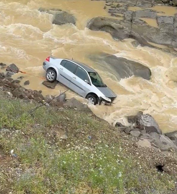 Dereye uçan otomobilin sürücüsü kazayı ucuz atlattı DÜZCE (İHA) – Düzce’nin Yığılca ilçesinde kontrolden çıkan otomobil dereye
