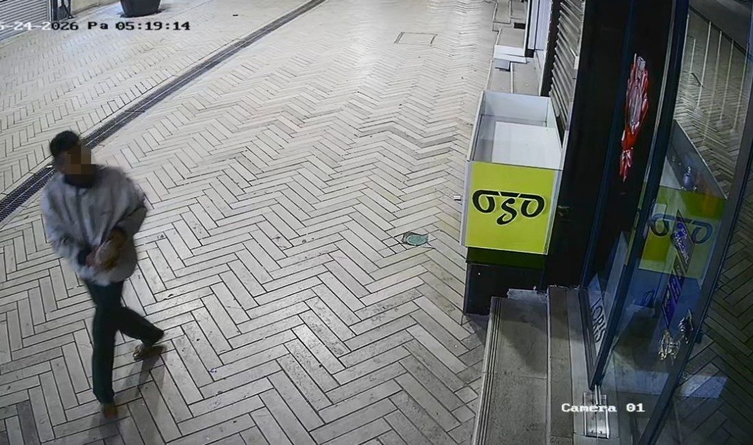 Kocaeli’nin İzmit ilçesinde cadde üzerindeki bazı dükkanların camlarını tahta ve