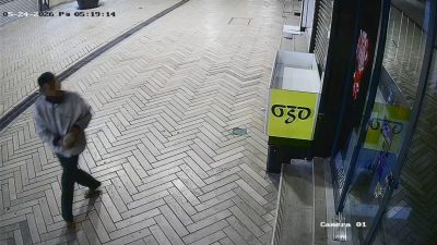 Kocaeli’nin İzmit ilçesinde cadde üzerindeki bazı dükkanların camlarını tahta ve