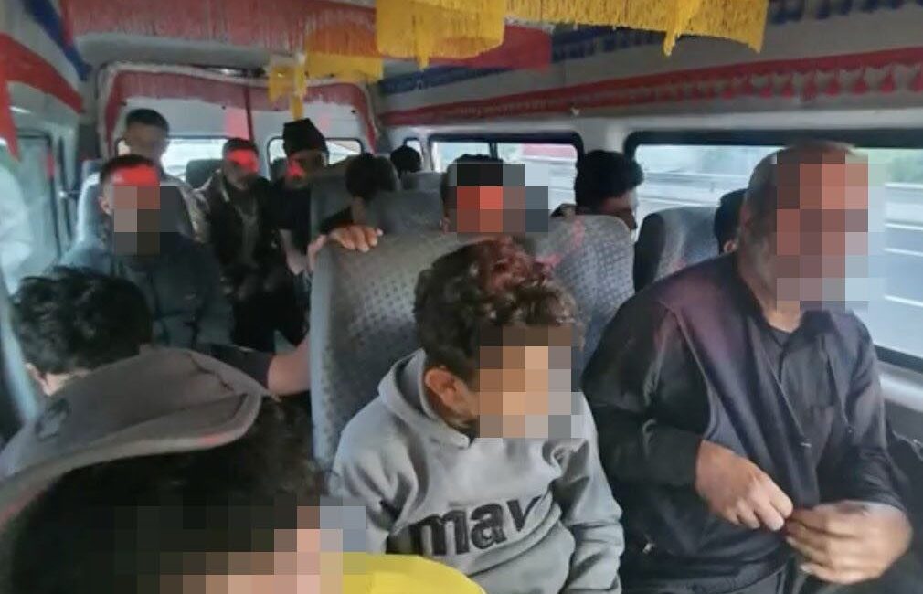 Sakarya’nın Hendek ilçesinde takibe alınan ve durdurulan minibüsten 15 düzensiz