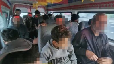 Sakarya’nın Hendek ilçesinde takibe alınan ve durdurulan minibüsten 15 düzensiz