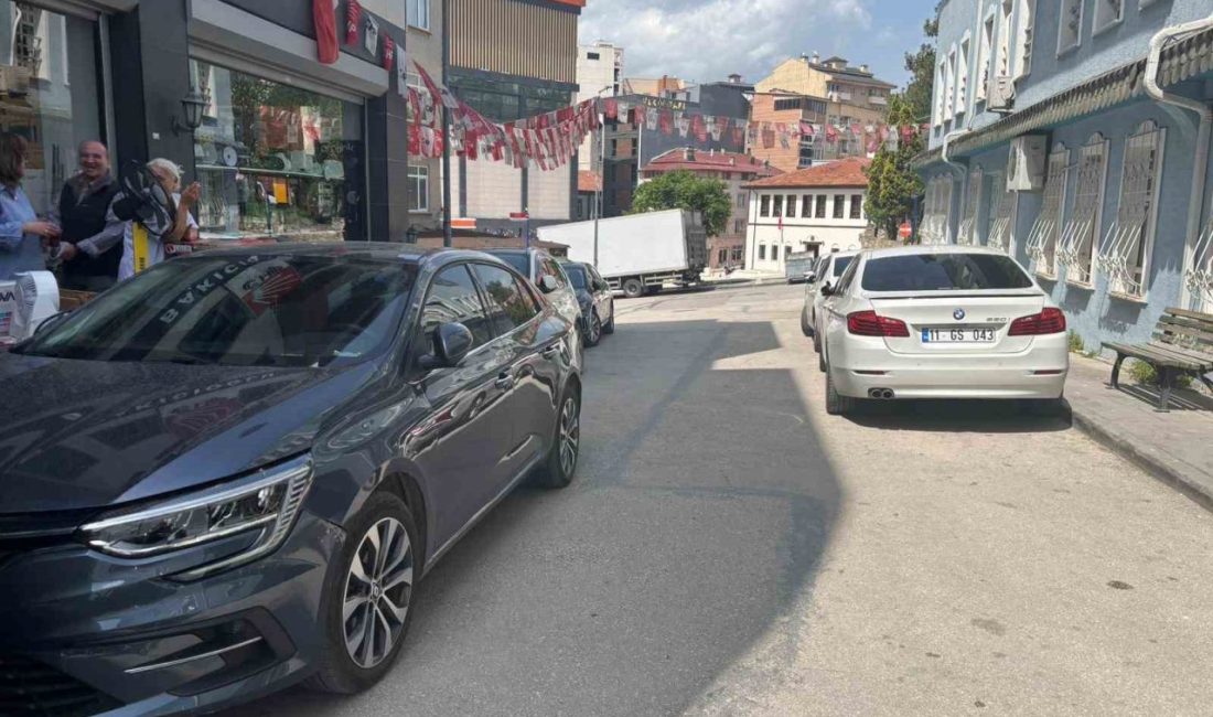 Bilecik’te sokak aralarında sağlı sollu park yapan duyarsız sürücüler diğer