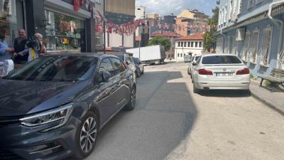 Bilecik’te sokak aralarında sağlı sollu park yapan duyarsız sürücüler diğer
