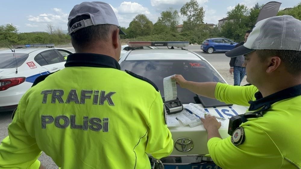 DÜZCE(İHA) – Düzce’de trafik denetimi yapan polis ve jandarma ekipleri
