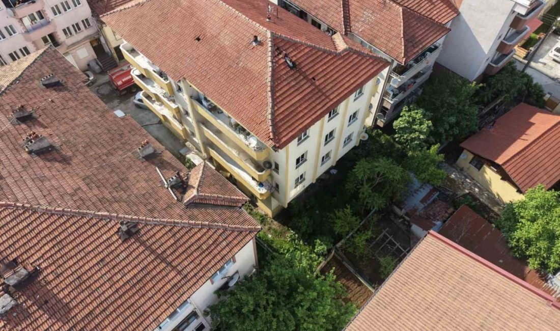 Düzce’de 3 katlı binanın ikinci katındaki boş dairede çıkan yangın