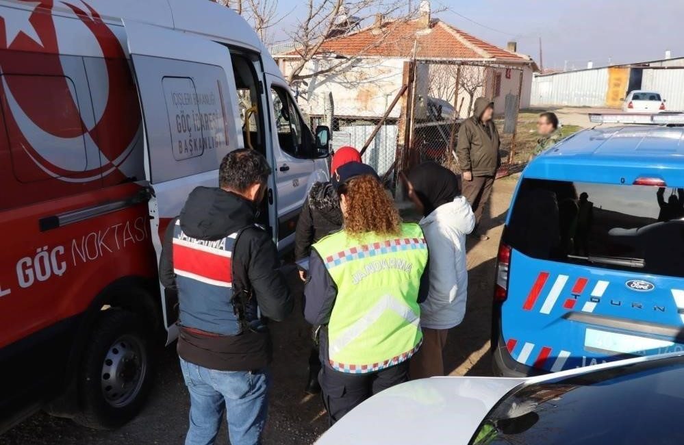 Düzce’de yasa dışı yollarla yurda girdiği tespit edilen 6 düzensiz