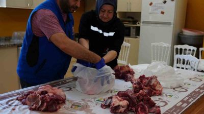Düzce Belediyesi, Kurban Bayramı dolayısıyla vatandaşlar tarafından bağışlanan kurban eti