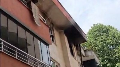 DÜZCE (İHA) – Düzce’de 3 katlı binada çıkan ve alevlerin