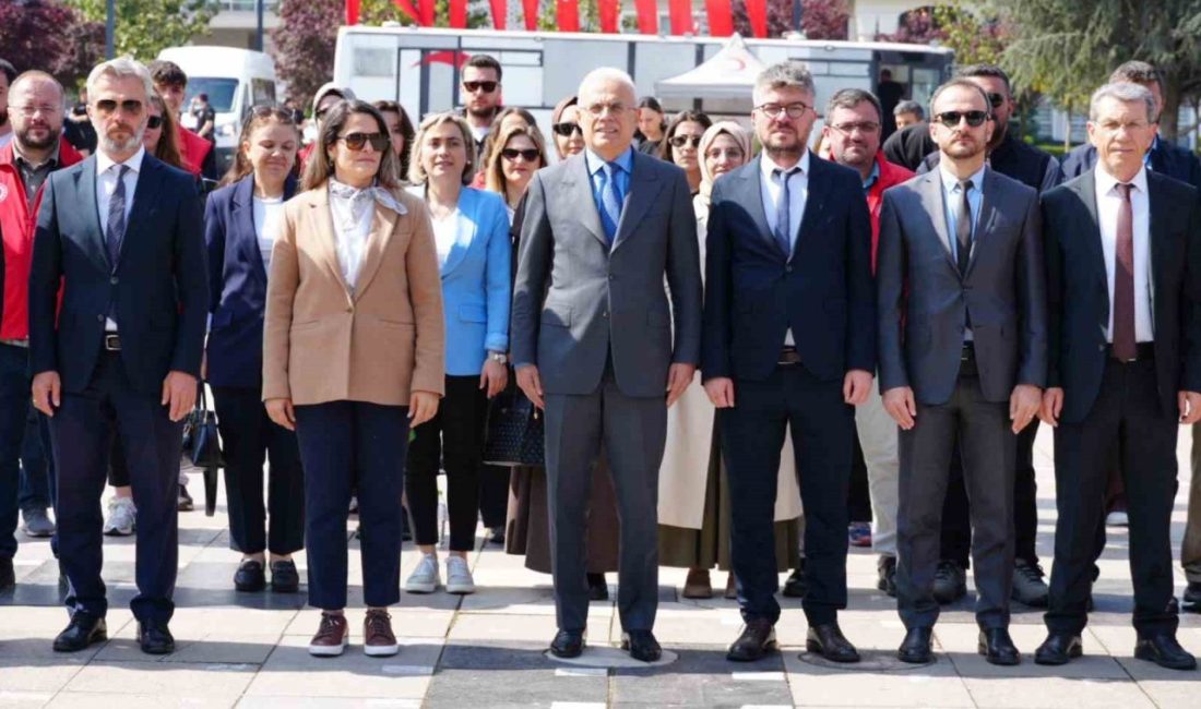 DÜZCE (İHA) – Düzce’de Gençlik Haftası etkinlikleri kapsamında Atatürk Anıtı’nda