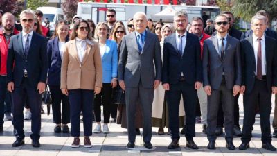 DÜZCE (İHA) – Düzce’de Gençlik Haftası etkinlikleri kapsamında Atatürk Anıtı’nda