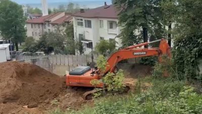 Düzce’nin Akçakoca ilçesinde inşaat alanında meydana gelen toprak kayması nedeniyle