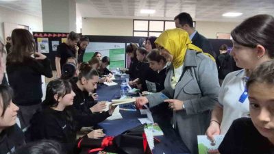 Düzce’de İsmetpaşa Ortaokulu öğrencilerinin yazdığı kitap imza gününde öğrenci ve