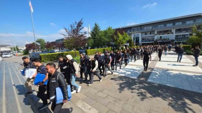 DÜZCE (İHA) – Düzce’de meslek lisesinde okuyan öğrencileri staj yapıyor