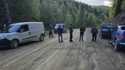 Düzce’de Samandere köyü ile Sinekli Yaylası arasında bulunan yolda erkek