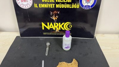 DÜZCE (İHA) – Düzce’de polis ekipleri tarafından yapılan operasyonda uyuşturucu