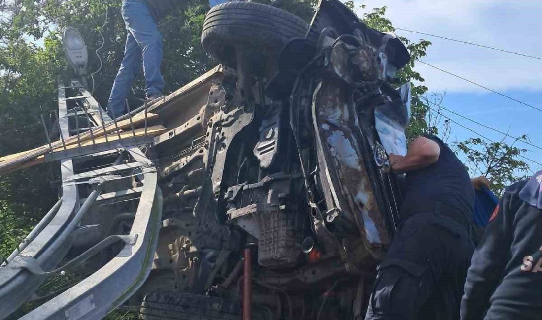 Kastamonu’nun İnebolu ilçesinde elektrik direğine çarpan hafif ticari aracın devrilmesi
