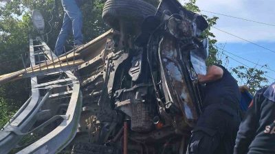 Kastamonu’nun İnebolu ilçesinde elektrik direğine çarpan hafif ticari aracın devrilmesi