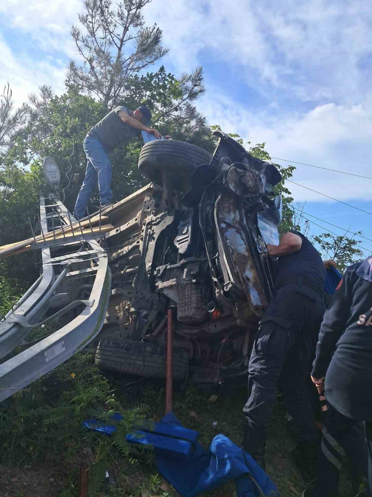 Elektrik direğine çarpan hafif ticari araç devrildi: 2 yaralı