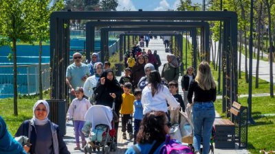 Gebze Millet Bahçesi, baharın gelişiyle birlikte yürüyüş yolları, biyolojik göleti,