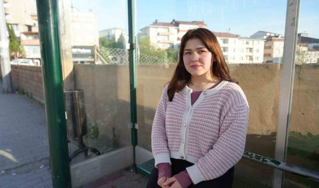 Kocaeli’nin Körfez ilçesinde otobüs durağında arkadaşını bekleyen Kübra Ak (28),