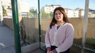 Kocaeli’nin Körfez ilçesinde otobüs durağında arkadaşını bekleyen Kübra Ak (28),