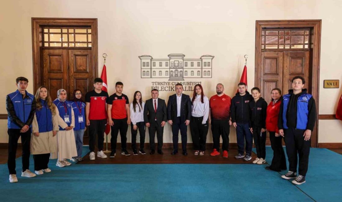 Bilecik Valisi Faik Oktay Sözer, Gençlik Haftası kapsamında başarılı sporcular