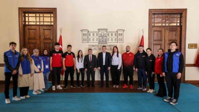 Bilecik Valisi Faik Oktay Sözer, Gençlik Haftası kapsamında başarılı sporcular