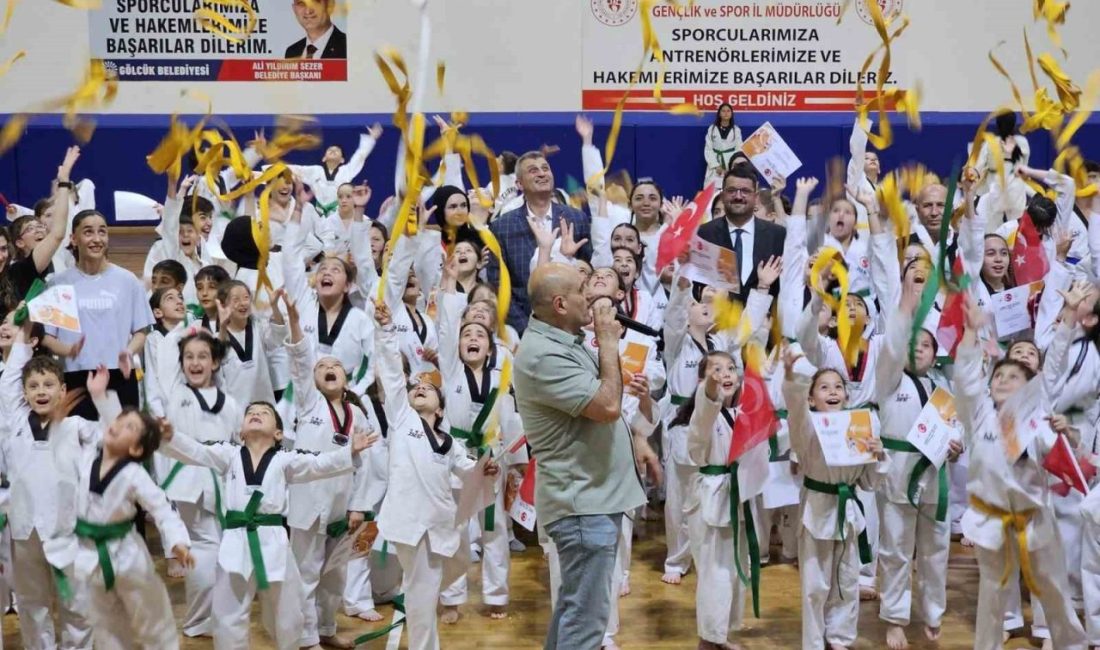 Gölcük Belediyespor bünyesinde eğitim gören 305 tekvando sporcusu, düzenlenen törenle