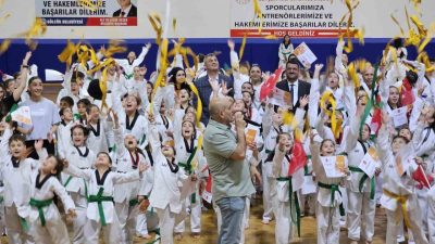 Gölcük Belediyespor bünyesinde eğitim gören 305 tekvando sporcusu, düzenlenen törenle