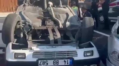 Düzce’nin Akçakoca ilçesindeki hastane kavşağında iki otomobilin çarpıştığı kazada, araçlardan