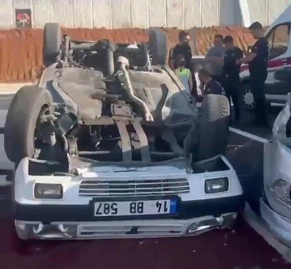 Düzce’nin Akçakoca ilçesindeki hastane kavşağında iki otomobilin çarpıştığı kazada, araçlardan