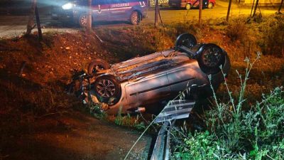 Sakarya’nın Akyazı ilçesinde kanala uçan otomobildeki alkollü oldukları iddia edilen