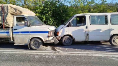 Bilecik’in Osmaneli ilçesinde kafa kafaya çarpışan iki aracın karıştığı trafik