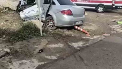 Kocaeli’nin İzmit ilçesinde belediye otobüsü ile otomobilin çarpışması sonucu 3