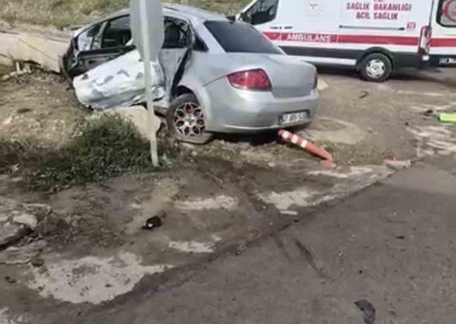 Kocaeli’nin İzmit ilçesinde belediye otobüsü ile otomobilin çarpışması sonucu 3