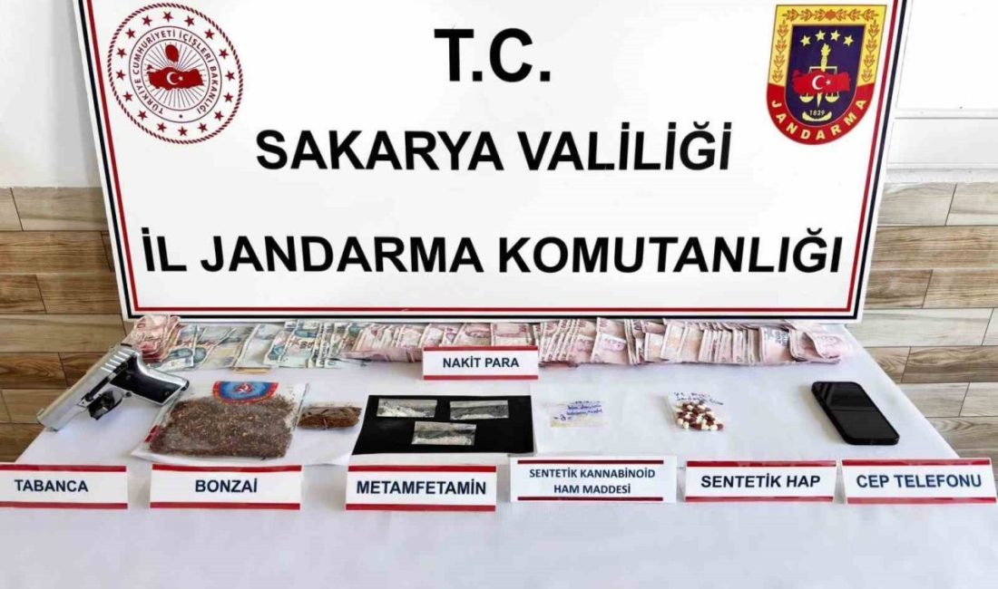 Sakarya’nın Geyve Karasu ilçesinde jandarma ekiplerince yapılan uyuşturucu operasyonunda torbacı