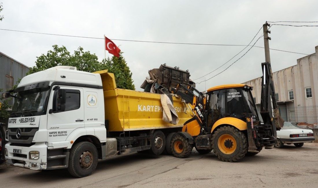 Kartepe’de bayram hazırlığı yapan ekipler, tüm mahallelerde yol yıkama ve