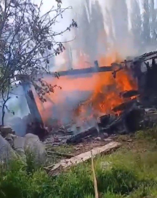 Kastamonu’nun Tosya ilçesinde samanlıkta ve odunlukta çıkan yangın, köylülerin ve