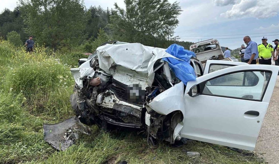 Kastamonu’nun Araç ilçesinde otomobilin istinat duvarına çarpması neticesinde meydana gelen