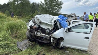 Kastamonu’nun Araç ilçesinde otomobilin istinat duvarına çarpması neticesinde meydana gelen
