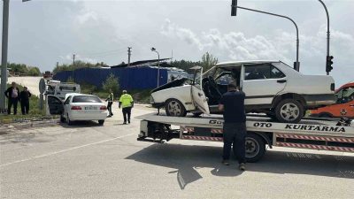 Kastamonu’da iki otomobilin çarpışması sonucu meydana gelen kazada yaralanan 8