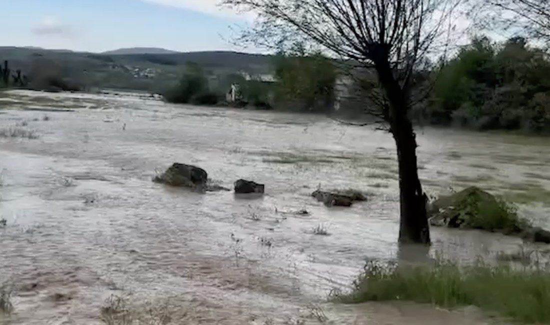 Kastamonu’nun Devrekani ilçesinde etkili olan kuvvetli sağanak sebebiyle tarım arazileri