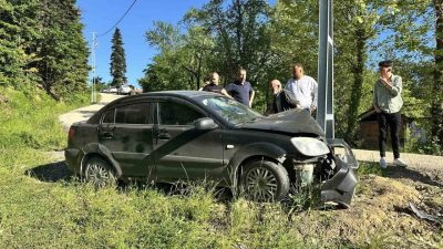 Kastamonu’nun İnebolu ilçesinde otomobilin direğe çarpması neticesinde meydana gelen kazada