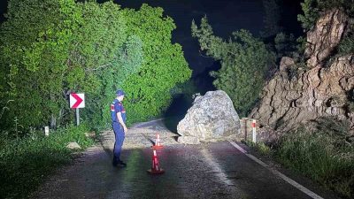 Bilecik’in İnhisar ilçesinde yol üzerinde meydana gelen kaya düşmesi sonrası
