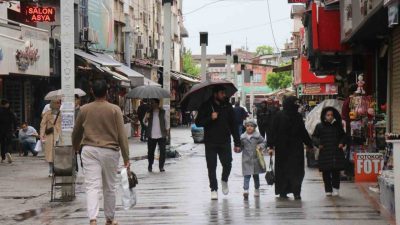 Sakarya genelinde gece saatlerinden itibaren etkili olan yağış, bazı cadde