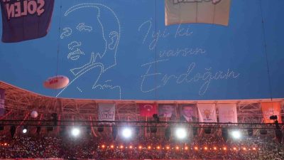 Kocaeli’de düzenlenen “Bir Gençlik Şöleni”nde gerçekleştirilen dron gösterisi büyük beğeni
