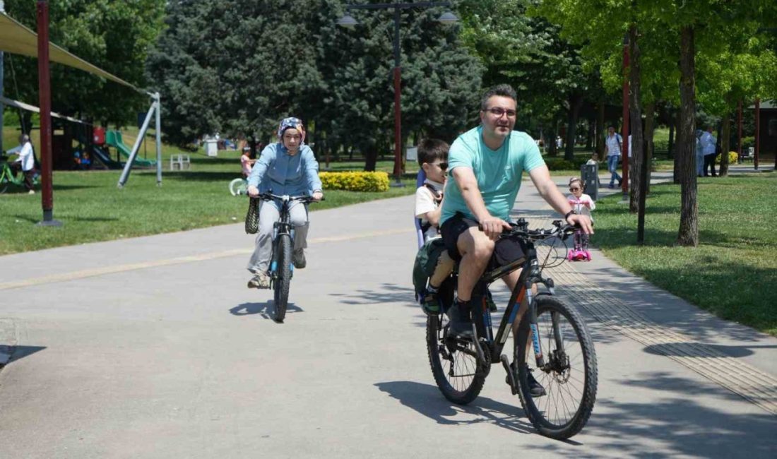 Kocaeli’de Kurban Bayramı tatilini fırsat bilen vatandaşlar İzmit Sahili’nde güneşli