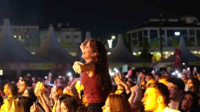 Kocaeli’de sahne alan sevilen sanatçı Gökhan Türkmen, hayranlarına unutulmaz bir