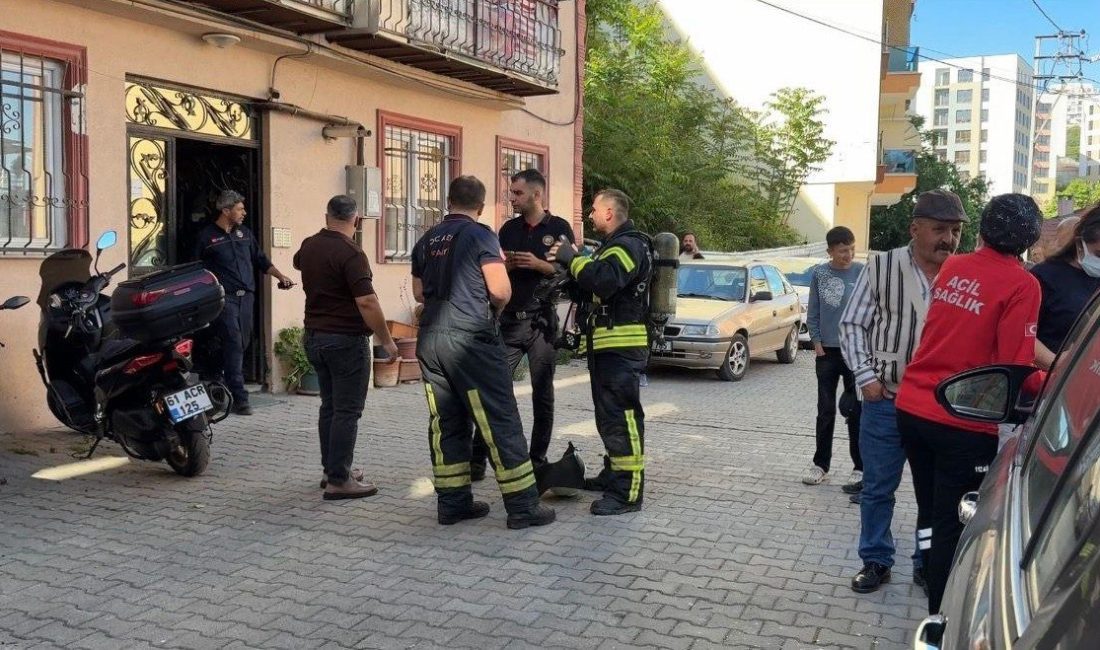 Kocaeli’nin İzmit ilçesinde komşuların kötü koku ihbarı üzerine itfaiye ekiplerinin